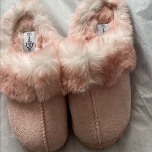 Sole Mates Women's Pink Fluffy Slippers
